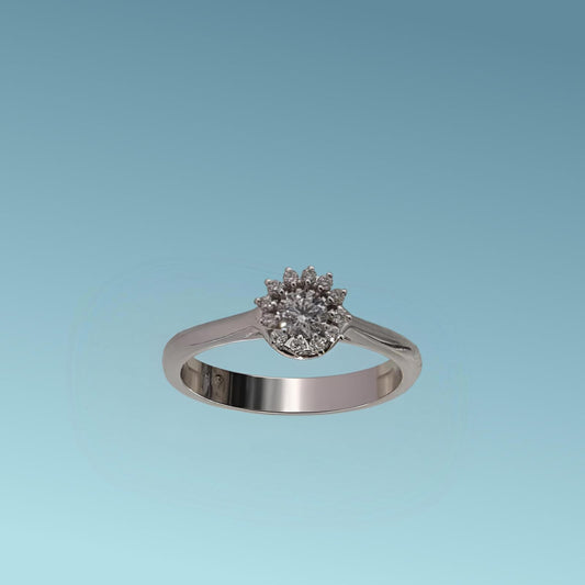 Anello Solitario in oro bianco 18kt di Meteore Gioielli con diamante naturale taglio brillante ct 0.22 G/VS e una coroncina di piccoli diamanti naturali ct 0.10 G/VS.