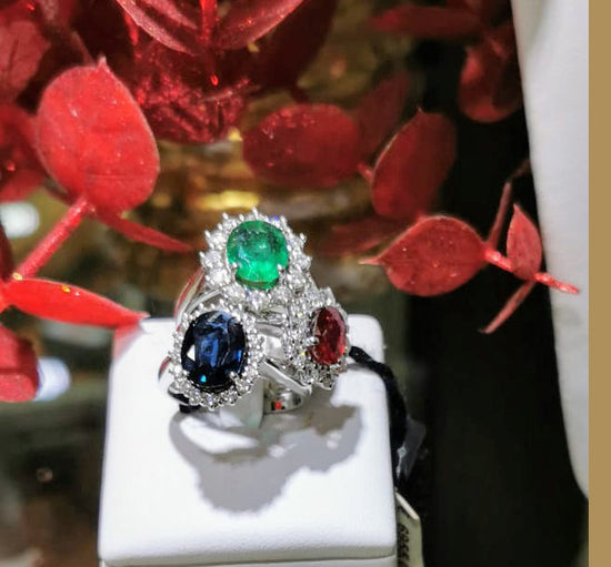 immagine di 3 anelli in oro 18kt con pieter preziose e diamanti naturali