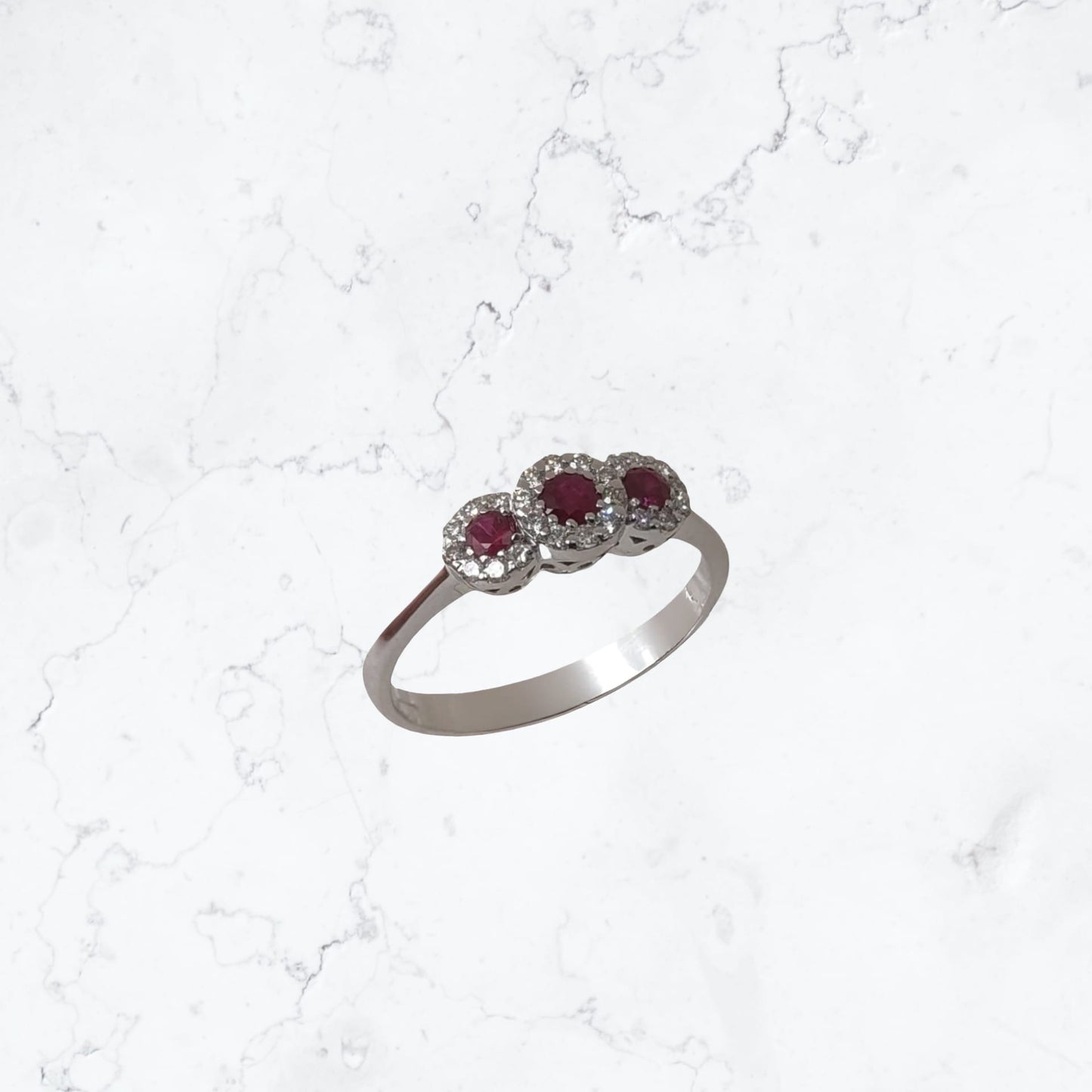 profilo anello trilogy oro 18kt con diamanti 0.17 caratie rubini naturali 0.26 carati