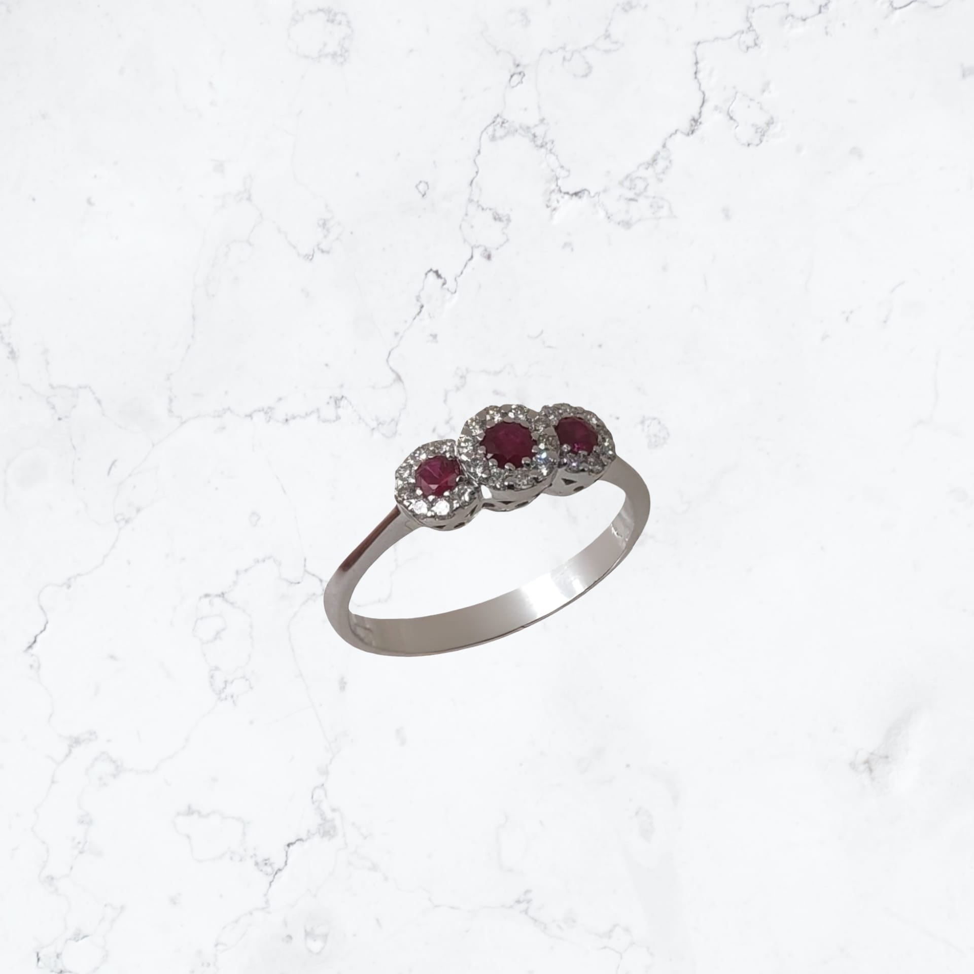 Profilo anello Trilogy oro 18Kt con diamanti 0.17 caratie rubini naturali 0.26 carati