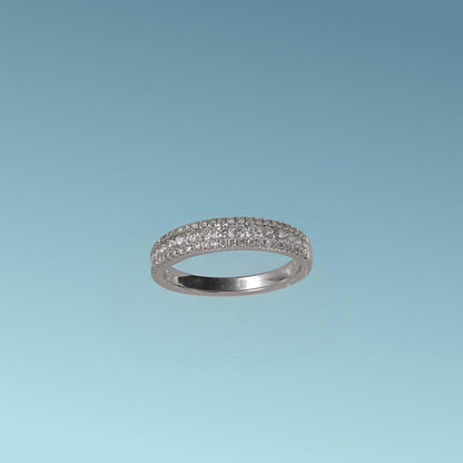 Anello fantasia in oro bianco 18kt di Meteore Gioielli presenta una linea centrale di Diamanti naturali e ai due lati due linee di Diamanti di 0.41 ct G/VS.