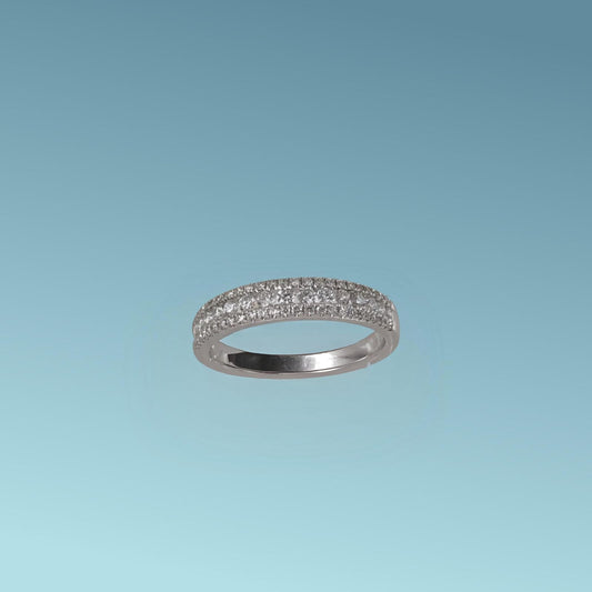 Anello fantasia in oro bianco 18kt di Meteore Gioielli presenta una linea centrale di Diamanti naturali e ai due lati due linee di Diamanti di 0.41 ct G/VS.