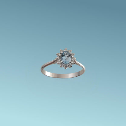 Anello in oro bianco 18kt di Meteore Gioielli con Acquamarina naturale taglio ovale ct 0.24 e giro di diamanti naturali taglio brillante ct 0.10.
