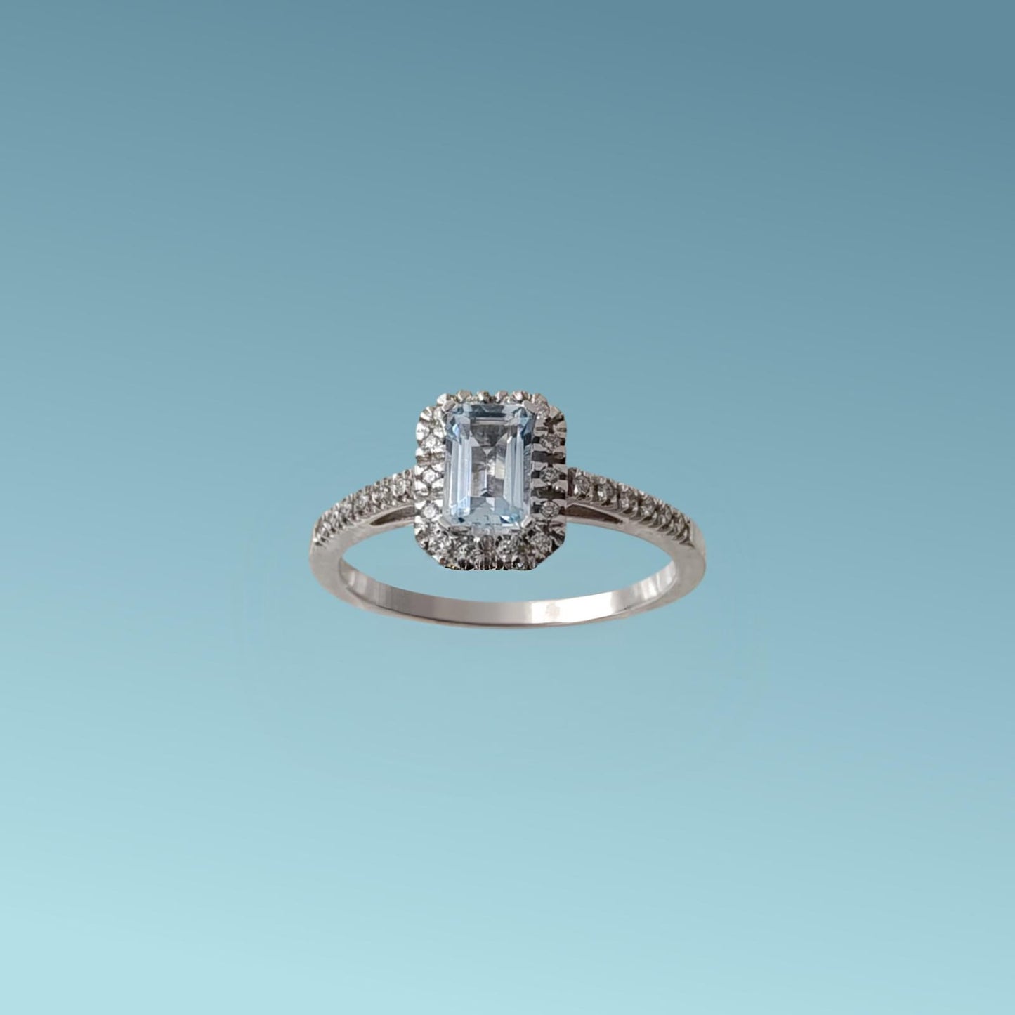 anello in oro bianco 18kt di meteore gioielli con acquamarina naturale taglio rettangolare circondata da un giro di diamanti taglio brillante g/vs di 0.11 carati