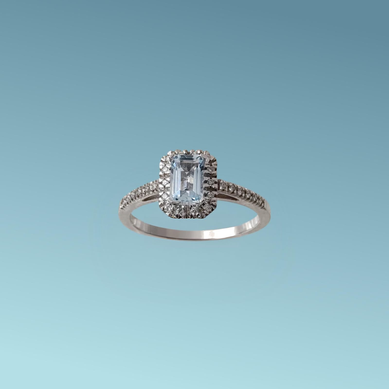 Anello in oro bianco 18kt di Meteore Gioielli con Acquamarina naturale taglio rettangolare circondata da un giro di diamanti taglio brillante G/VS di 0.11 carati