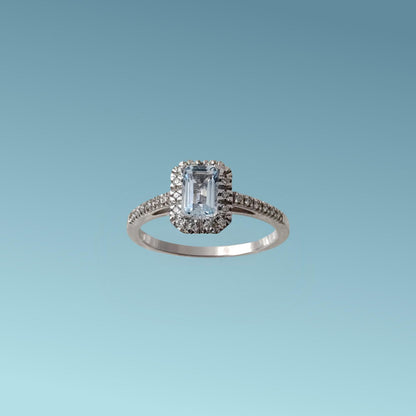 Anello in oro bianco 18kt di Meteore Gioielli con Acquamarina naturale taglio rettangolare circondata da un giro di diamanti taglio brillante G/VS di 0.11 carati