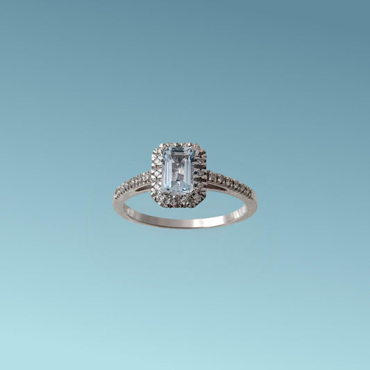 Anello in oro bianco 18kt di Meteore Gioielli con Acquamarina naturale taglio rettangolare circondata da un giro di diamanti taglio brillante G/VS di 0.11 carati