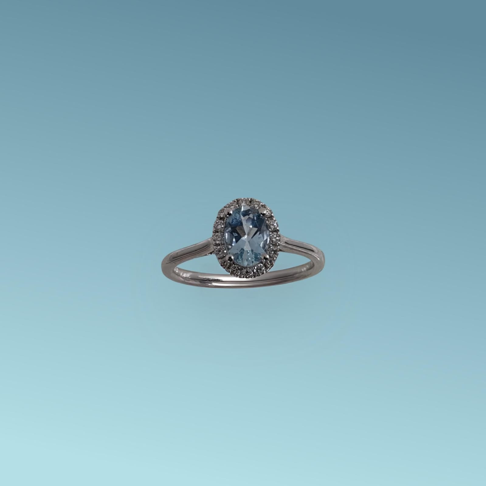 Anello in oro bianco 18kt di Meteore Gioielli con Acquamarina naturale ct 0.56 e giro di diamanti naturali taglio brillante ct 0.14 