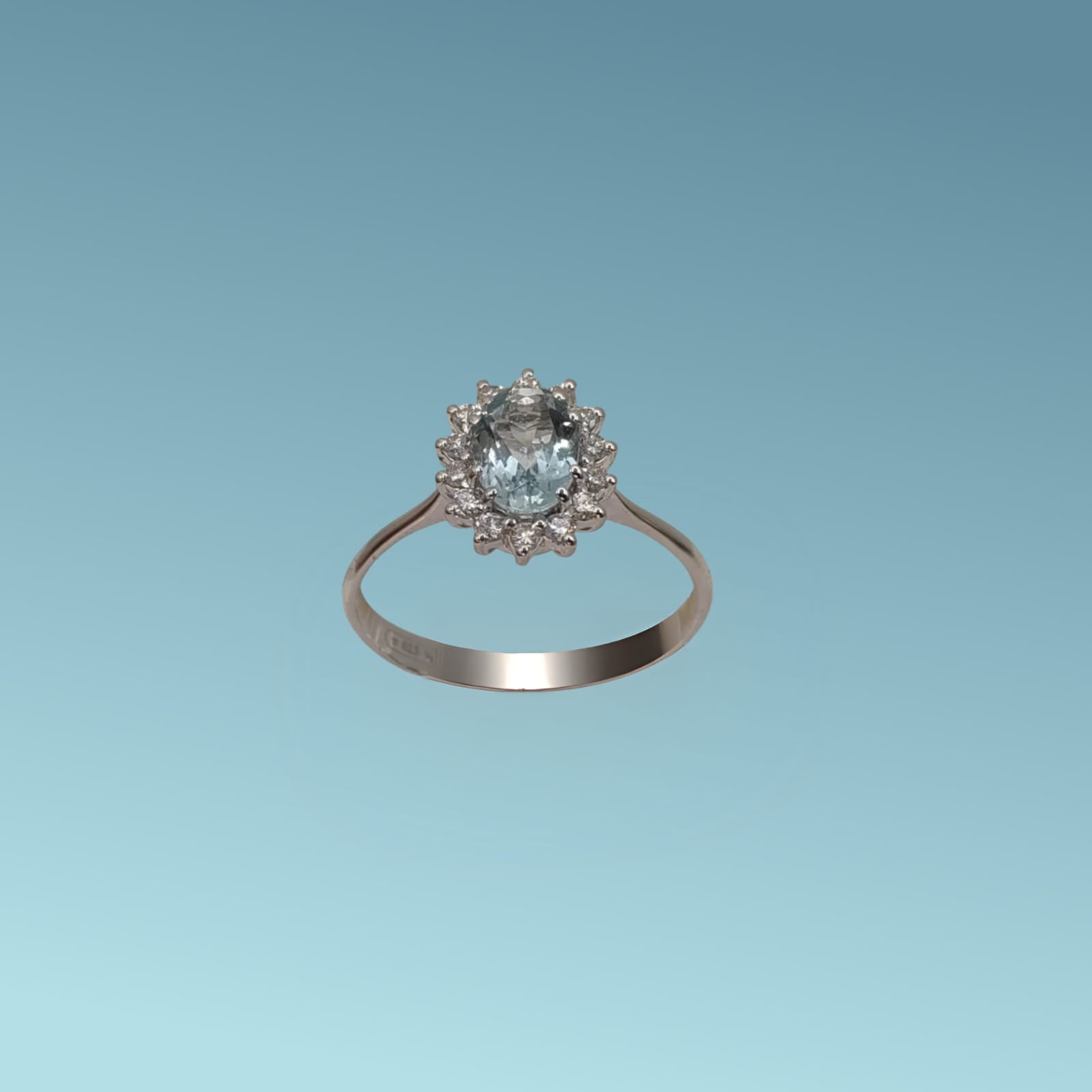 Anello in oro bianco 18kt di Meteore Gioielli con Acquamarina naturale taglio ovale ct 0.65 e giro di diamanti naturali taglio brillante ct 0.18