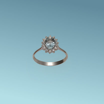 Anello in oro bianco 18kt di Meteore Gioielli con Acquamarina naturale taglio ovale ct 0.65 e giro di diamanti naturali taglio brillante ct 0.18