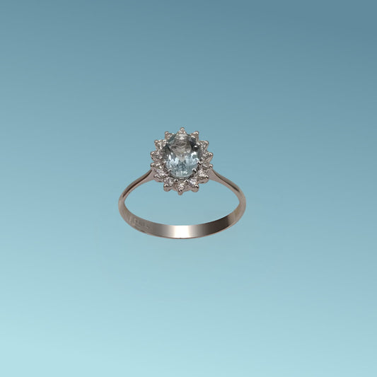 Anello in oro bianco 18kt di Meteore Gioielli con Acquamarina naturale taglio ovale ct 0.65 e giro di diamanti naturali taglio brillante ct 0.18