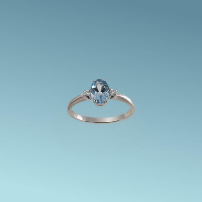 Anello in oro bianco 18kt di Meteore Gioielli con Acquamarina naturale ct 0.67 taglio ovale e due diamanti naturali taglio brillante ct 0.03 incassati ai lati. 