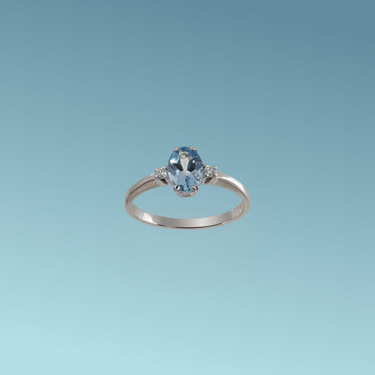 Anello in oro bianco 18kt di Meteore Gioielli con Acquamarina naturale ct 0.67 taglio ovale e due diamanti naturali taglio brillante ct 0.03 incassati ai lati. 