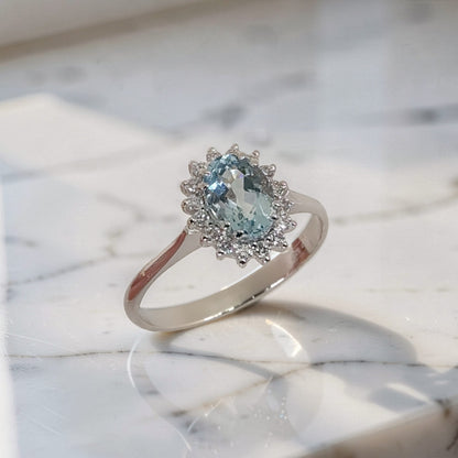 Anello in oro 18 kt con acquamarina ovale naturale da 0,81 carati e contorno di diamanti taglio brillante da 0,14 carati totali. Un gioiello della collezione Meteore Gioielli che unisce la trasparenza luminosa dell'acquamarina alla brillantezza dei diamanti.