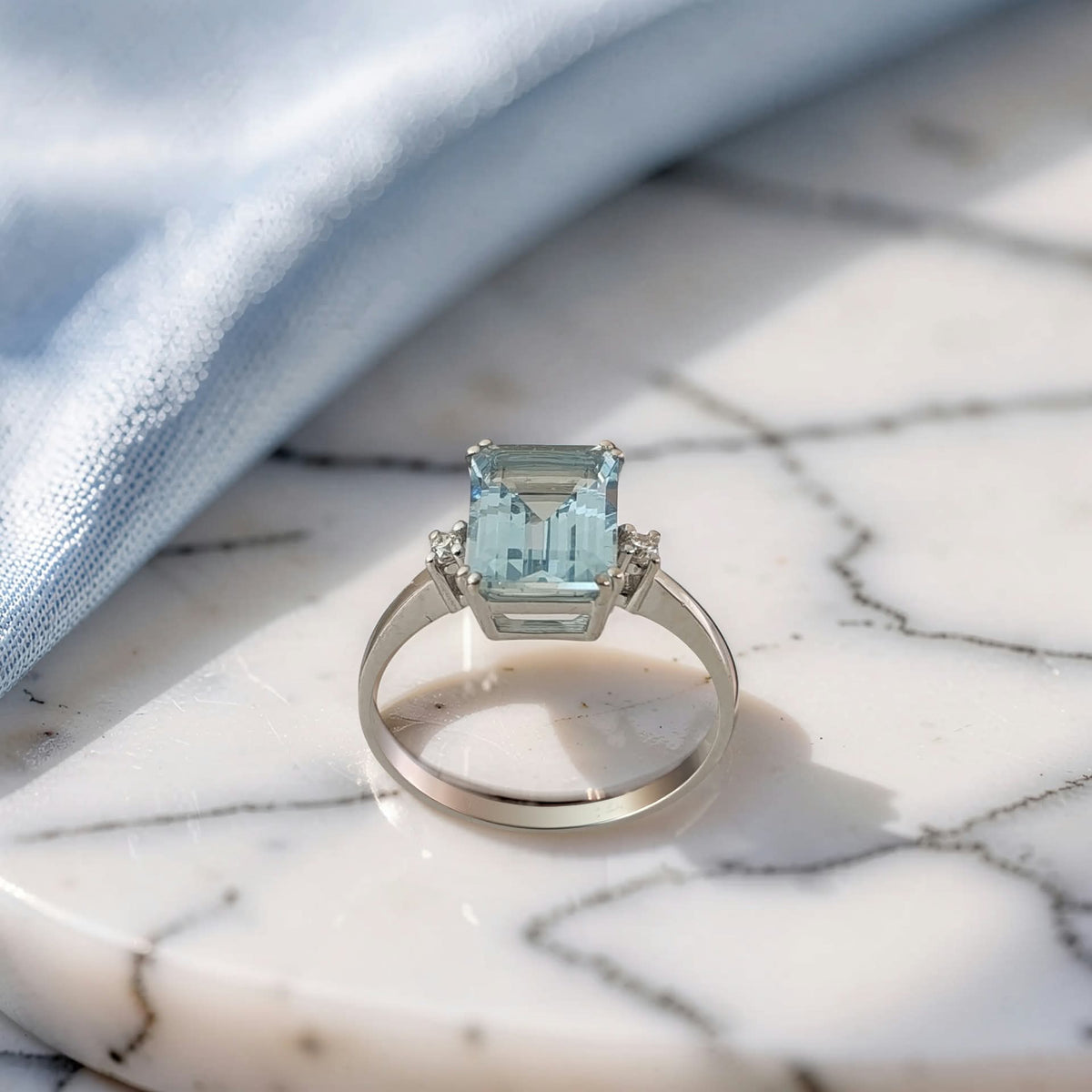 Dettaglio dell'acquamarina 1,90 ct a taglio rettangolare con i due diamanti ai lati