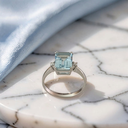 Dettaglio dell'acquamarina 1,90 ct a taglio rettangolare con i due diamanti ai lati