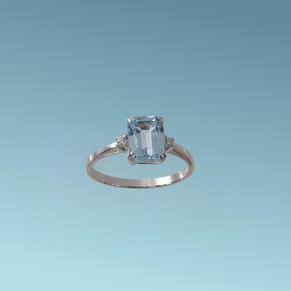 Anello in oro bianco 18kt di Meteore Gioielli con Acquamarina naturale ct 2.11 taglio rettangolare e due diamanti naturali taglio brillante ct 0.05  ai lati.