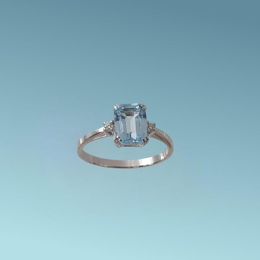 Anello in oro bianco 18kt di Meteore Gioielli con Acquamarina naturale ct 2.11 taglio rettangolare e due diamanti naturali taglio brillante ct 0.05  ai lati.