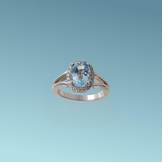 Anello in oro bianco 18kt di Meteore Gioielli con Acquamarina naturale ct 2.18 taglio ovale e un giro di diamanti naturali taglio brillante ct 0.19 G/VS.
