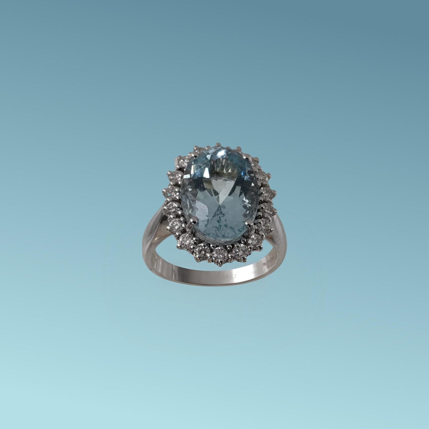 l'anello con acquamarina e diamanti di meteore gioielli  in oro bianco 18 carati con acquamarina da 6.27 ct e diamanti ct 0,60