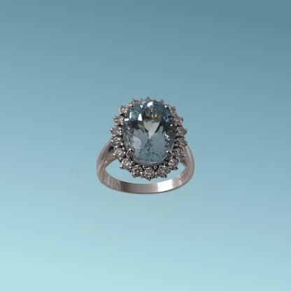 L'Anello con Acquamarina e diamanti di Meteore Gioielli  in oro bianco 18 carati con acquamarina da 6.27 ct e diamanti ct 0,60