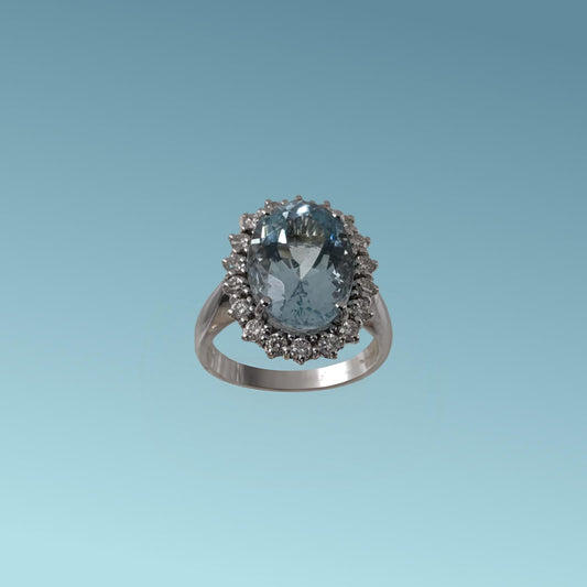 L'Anello con Acquamarina e diamanti di Meteore Gioielli  in oro bianco 18 carati con acquamarina da 6.27 ct e diamanti ct 0,60