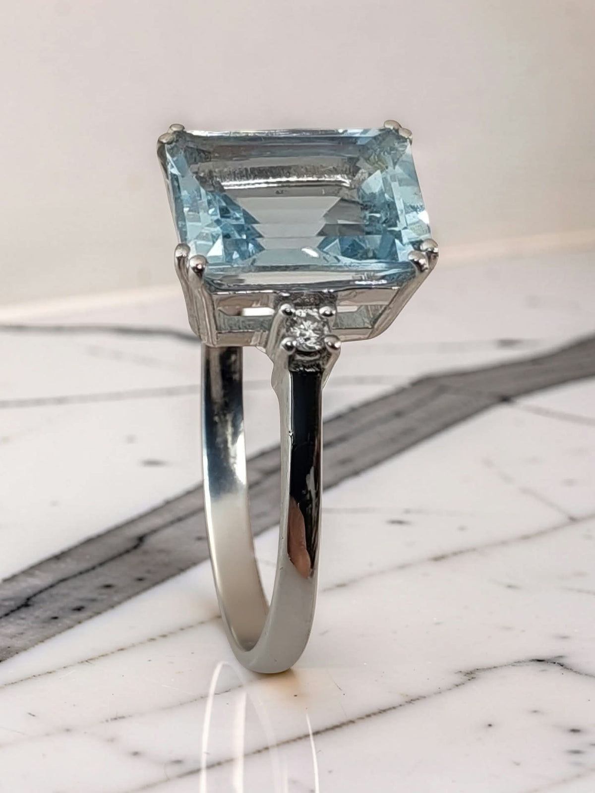 anello con acquamarina e diamanti in oro bianco 18kt, vista di profilo