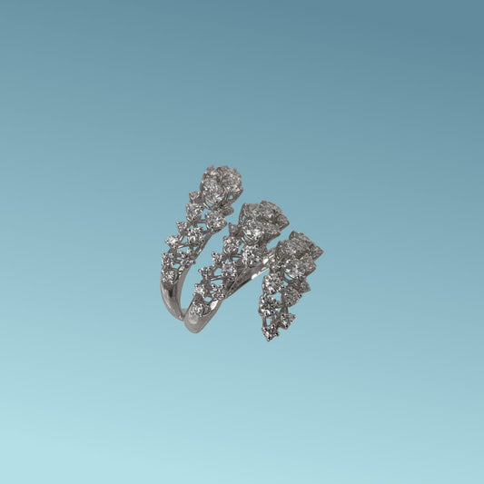 Anello della collezione Stellar di Meteore Gioielli è un trionfo di brillantezza e stile, progettato per esaltare la bellezza di chi lo indossa. Con 1,58 carati