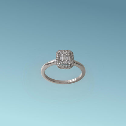 Anello Pavé in oro bianco 18kt di Mirco Visconti presenta al cento diamanti naturali taglio carré 0.17ct F/VS e un contorno di diamanti naturali 0.15 ct F/VS
