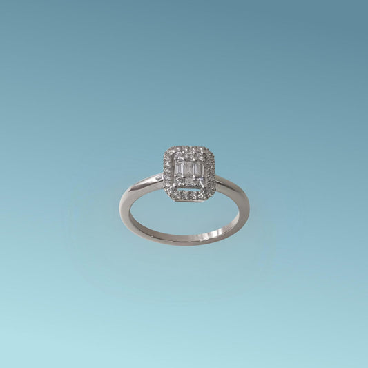 Anello Pavé in oro bianco 18kt di Mirco Visconti presenta al cento diamanti naturali taglio carré 0.17ct F/VS e un contorno di diamanti naturali 0.15 ct F/VS