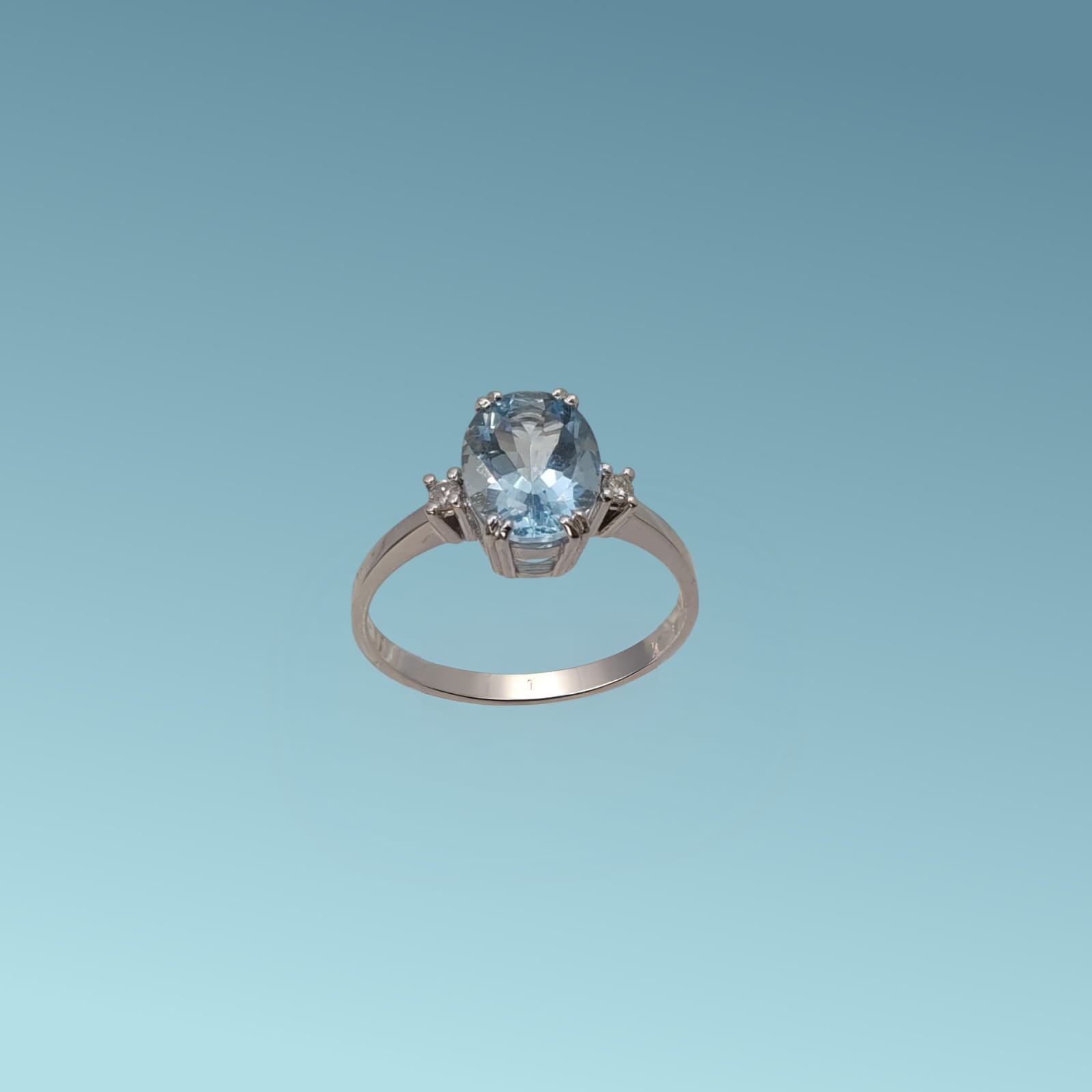 Anello in oro bianco 18kt di Meteore Gioielli con Acquamarina naturale taglio ovale ct 1.60 incassata su cestello con 4 griffes e due diamanti naturali ct 0.04
