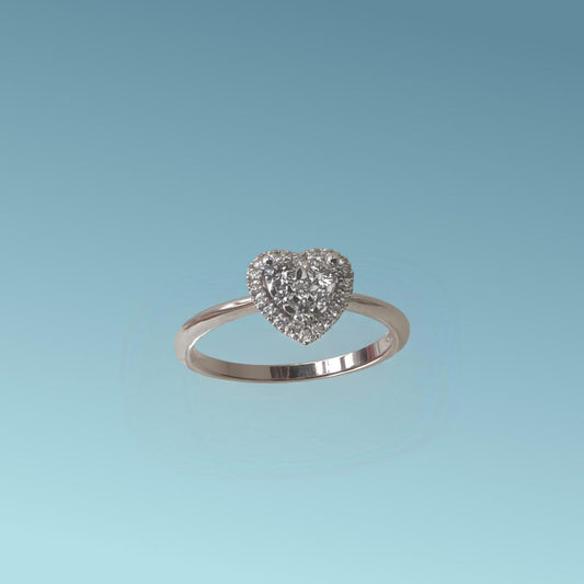 anello in oro bianco 18kt di Mirco Visconti con diamanti naturali taglio brillante incassati al centro a formare un cuore, contornato da diamanti naturali taglio brillante per un totale di 0.26 ct 