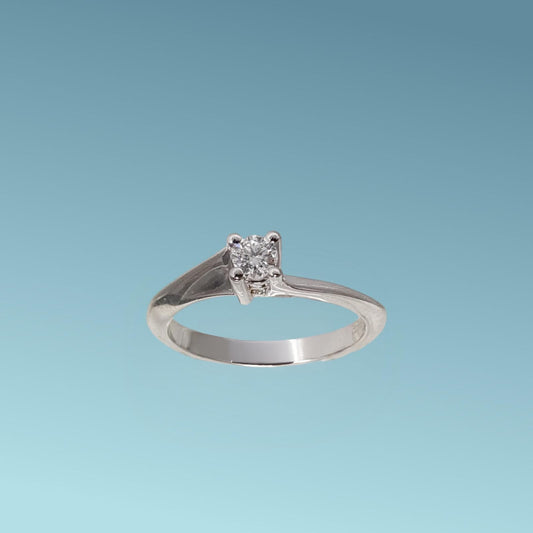 Anello Solitario in oro bianco 18kt di Meteore Gioielli con diamante naturale taglio brillante 0,18 carati G/VS. Simbolo di amore e unione. Perfetto per proposte di fidanzamento