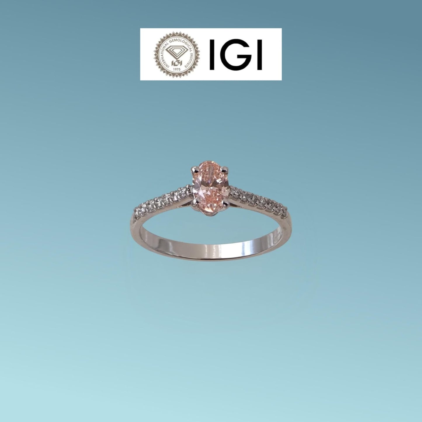 anello in oro bianco 18kt di meteore gioielli con diamante di laboratorio fancy pink ct 0.42 dal taglio ovale, sul gambo sono incassati ai due lati una fila di luminosissimi diamanti di laboratorio bianchi per un totale di 0.13 ct d/vs. 