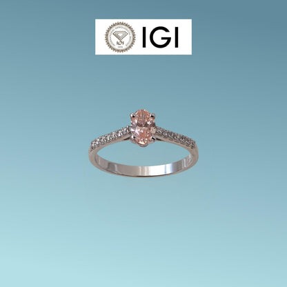 Anello in oro bianco 18kt di Meteore Gioielli con Diamante di Laboratorio Fancy Pink ct 0.42 dal taglio ovale, sul gambo sono incassati ai due lati una fila di luminosissimi diamanti di laboratorio bianchi per un totale di 0.13 ct D/VS. 