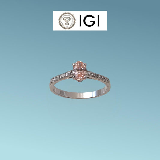 Anello in oro bianco 18kt di Meteore Gioielli con Diamante di Laboratorio Fancy Pink ct 0.42 dal taglio ovale, sul gambo sono incassati ai due lati una fila di luminosissimi diamanti di laboratorio bianchi per un totale di 0.13 ct D/VS. 