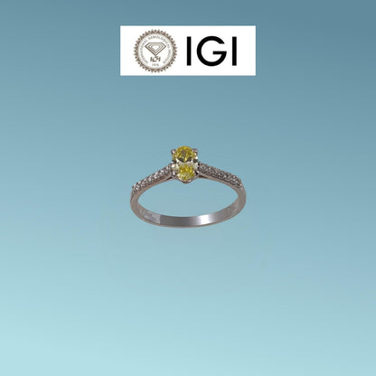 Anello in oro bianco 18kt di Meteore Gioielli con Diamante di Laboratorio Fancy Vivid Yellow ct 0.40 dal taglio ovale, sul gambo sono incassati ai due lati una fila di luminosissimi diamanti di laboratorio bianchi per un totale di 0.13 ct D/VS. 