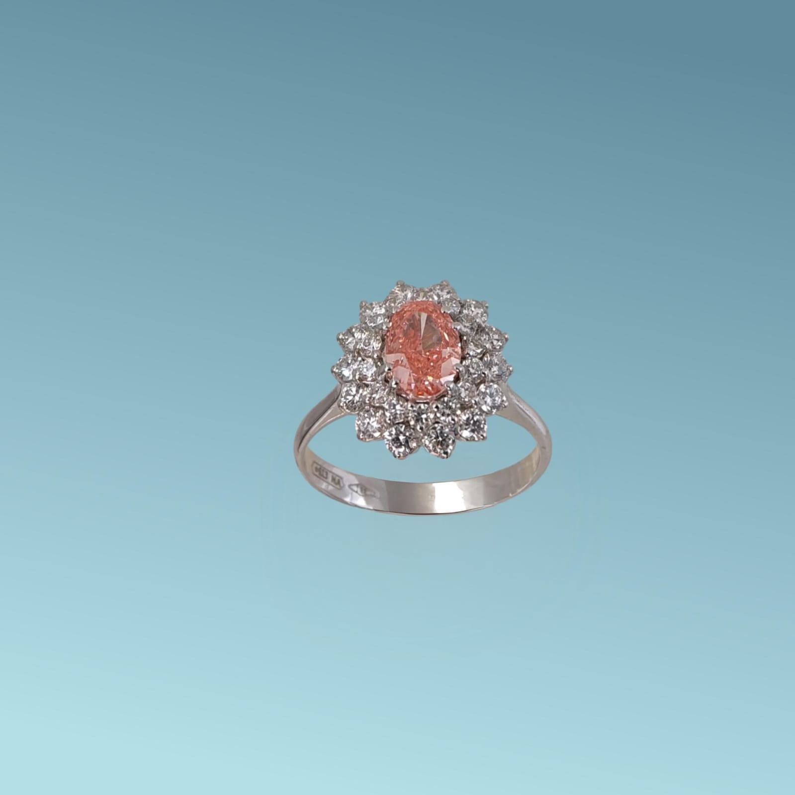 Anello in oro bianco 18kt di Meteore Gioielli con Diamante di Laboratorio Fancy Vivid Pink&nbsp; 0.81 ct dal taglio ovale, corredato dell'importante certificazione internazionale IGI 
