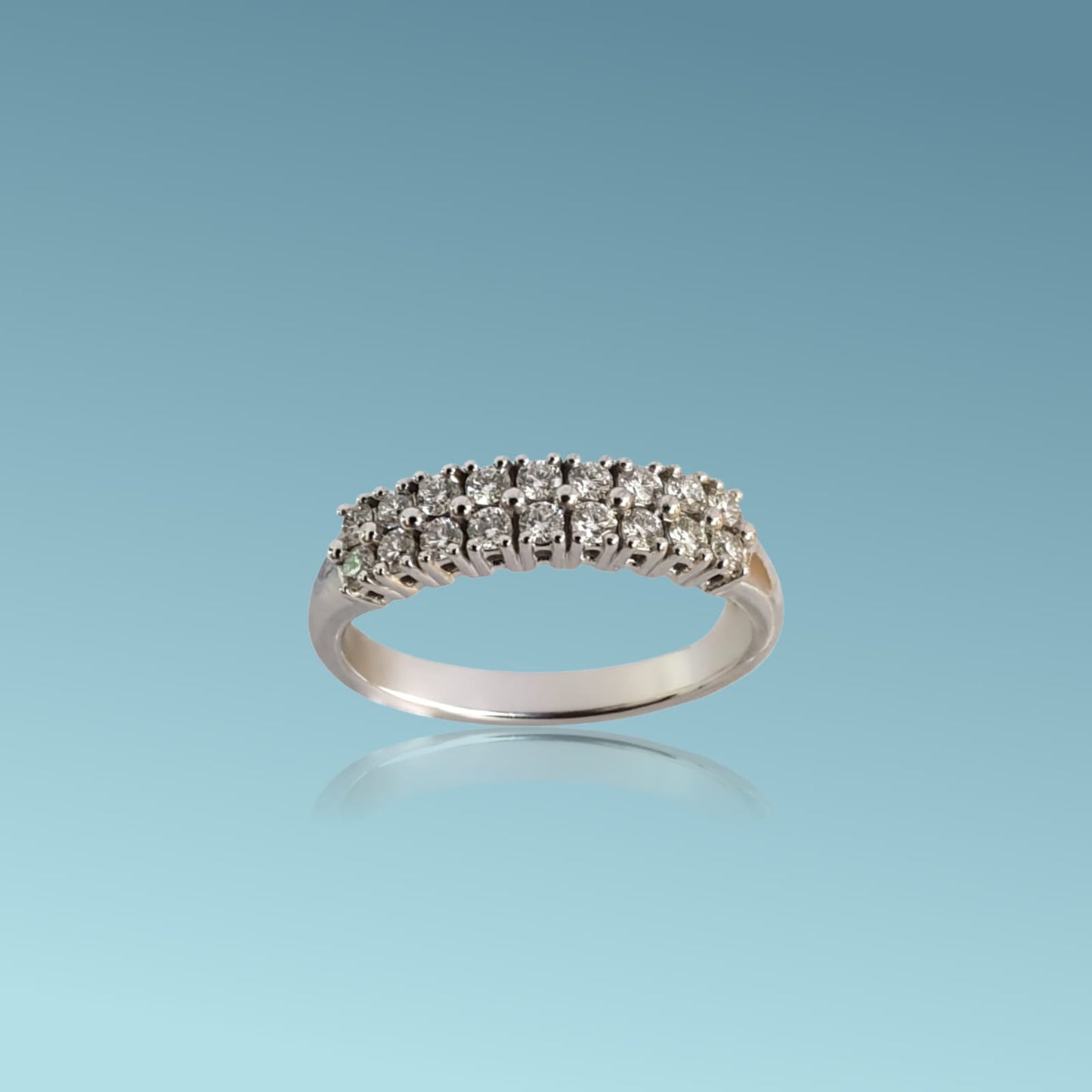 anello in oro bianco 18kt di mirco visconti presenta due file affiancate di diamanti naturali taglio brillante per un totale di 0.37ct.