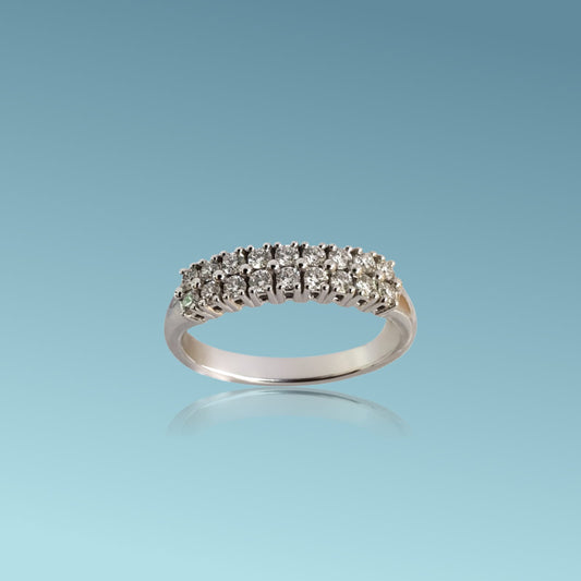 anello in Oro bianco 18kt di Mirco Visconti presenta due file affiancate di diamanti naturali taglio brillante per un totale di 0.37ct.