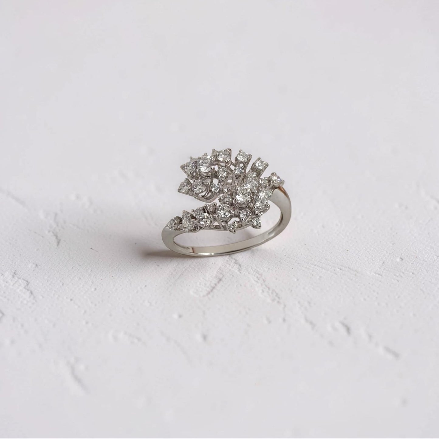 anello collezione stellar di meteore gioielli 0.77 carati di diamanti che con tanti piccoli castoni danno vita a 2 luminosi serpenti che si intrecciano