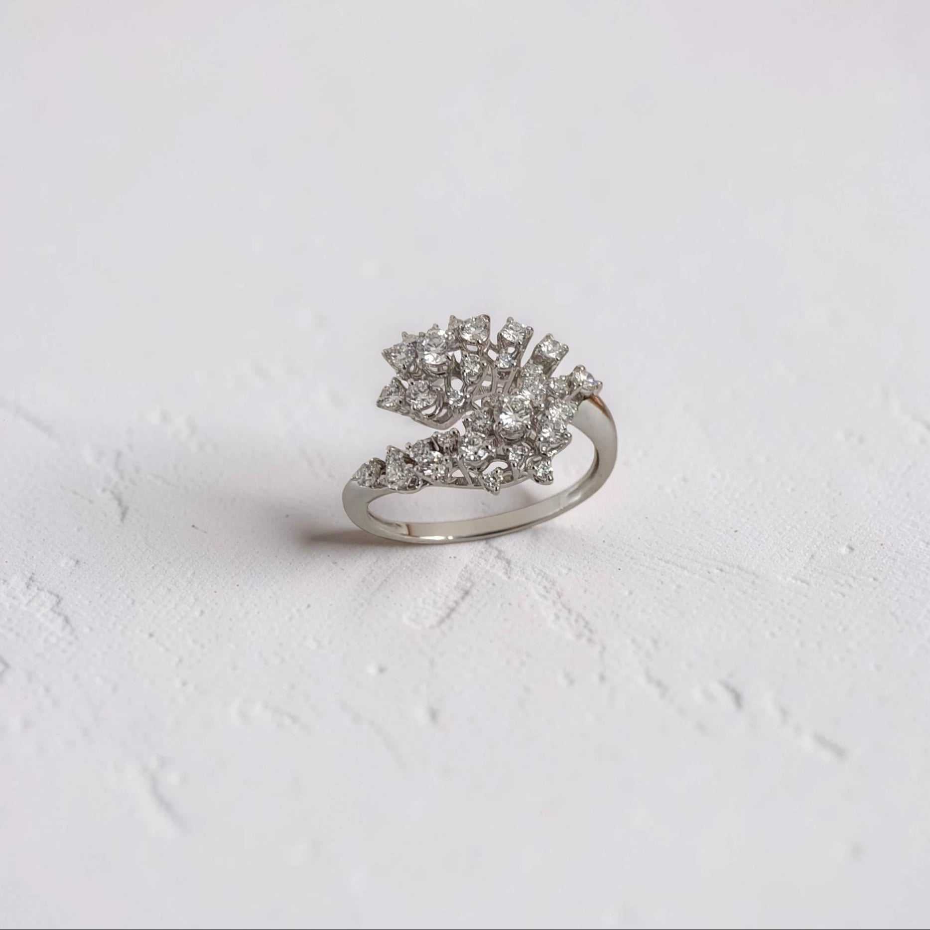 anello collezione stellar di meteore gioielli 0.77 carati di diamanti che con tanti piccoli castoni danno vita a 2 luminosi serpenti che si intrecciano