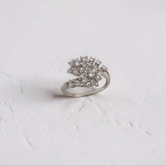 anello collezione stellar di meteore gioielli 0.77 carati di diamanti che con tanti piccoli castoni danno vita a 2 luminosi serpenti che si intrecciano