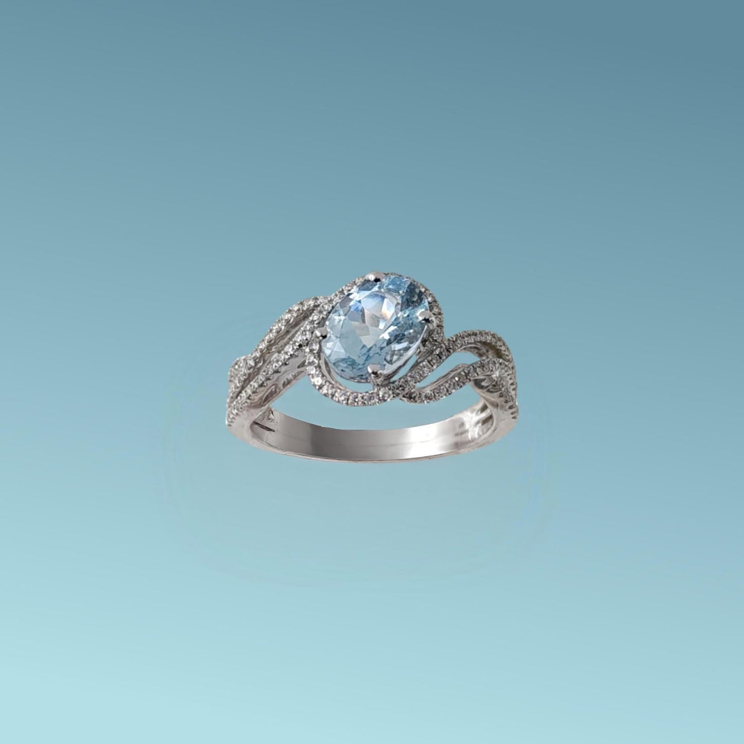 l'anello con acquamarina e diamanti di meteore gioielli in oro bianco 18kt è un gioiello dal design audace ed elegante con diamanti ct0.24 e acquamarina ct 1.11 