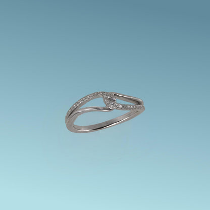 Anello Fantasy in oro 18kt di Meteore Gioielli è formato da due superfici ondulate che si intrecciano al centro incassate con una fila di diamanti ct 0.16