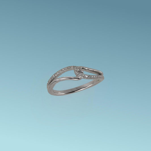 Anello Fantasy in oro 18kt di Meteore Gioielli è formato da due superfici ondulate che si intrecciano al centro incassate con una fila di diamanti ct 0.16