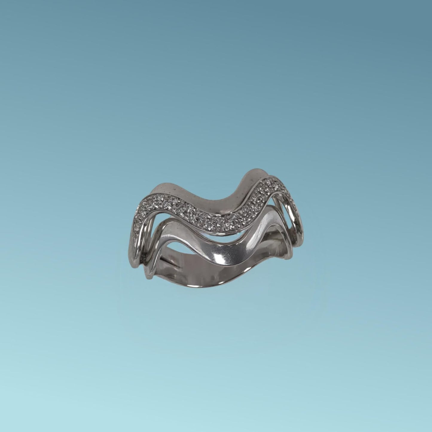 anello pavé in oro bianco 18kt di meteore gioielli è un gioiello dal design audace ed elegante, ispirato al movimento sinuoso delle onde, con diamanti ct 0.17