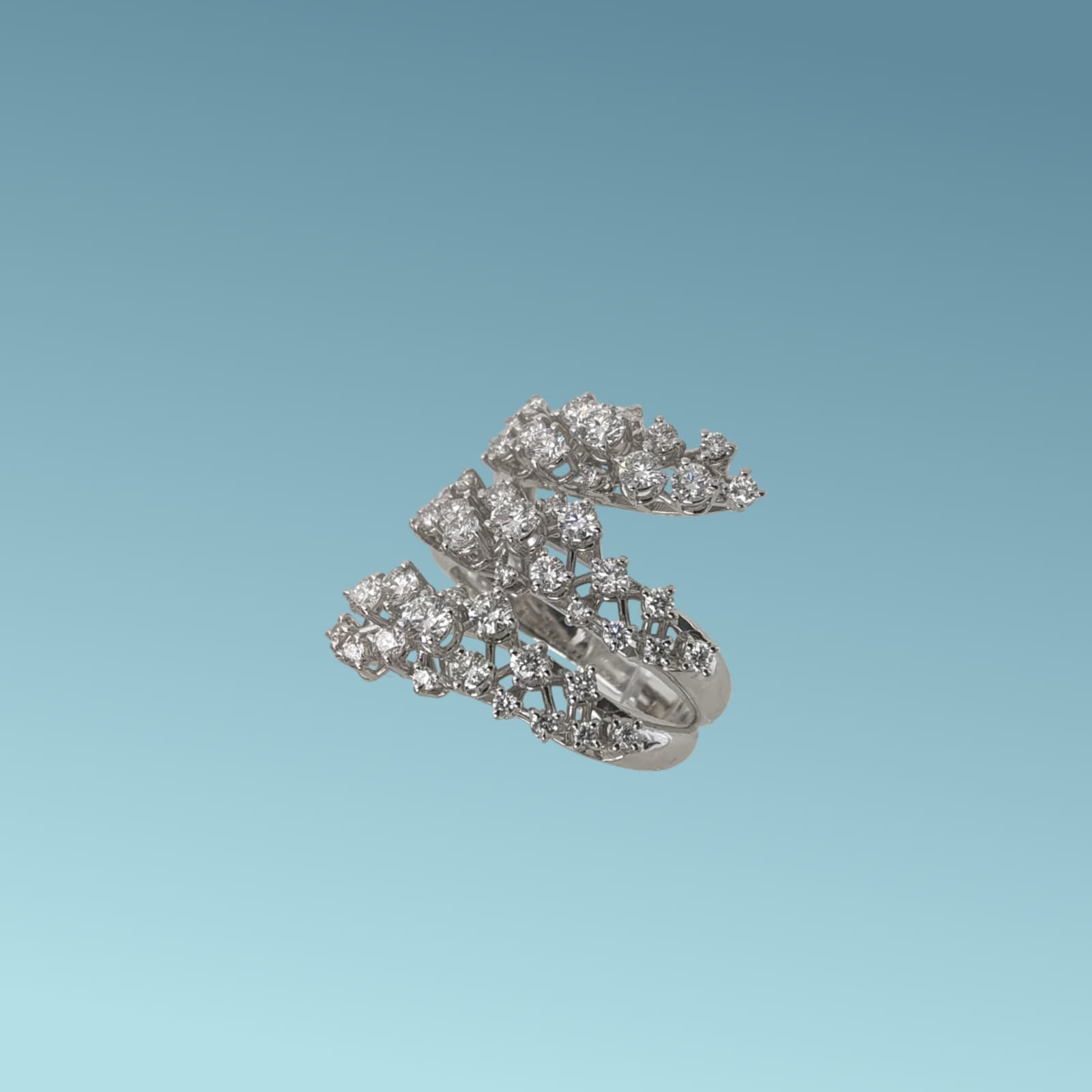 Anello della collezione Stellar di Meteore Gioielli è un trionfo di brillantezza e stile, progettato per esaltare la bellezza di chi lo indossa. Con 1,58 carati