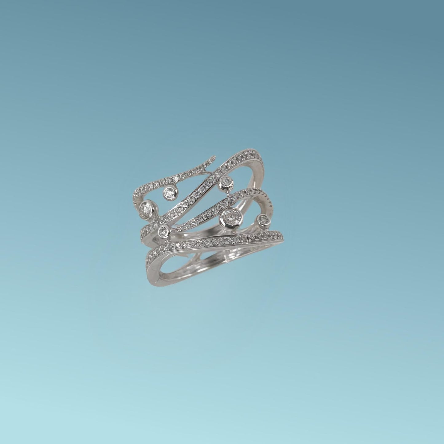 anello fantasia in oro bianco 18kt di meteore gioielli. la montatura a fascia larga presenta 4 linee sinuose con diamanti naturali incastonati e 6 diamanti incassati su un castone tondo a bordo battuto