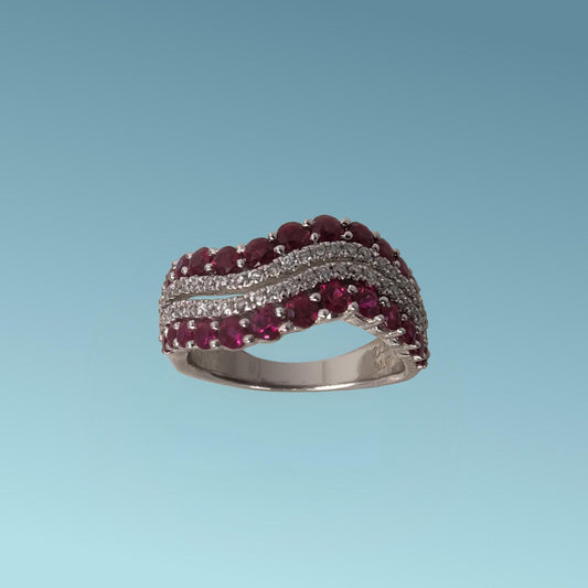 Anello con design elegante a doppia fila ondeggiante con i rubini laterali e i diamanti al centro